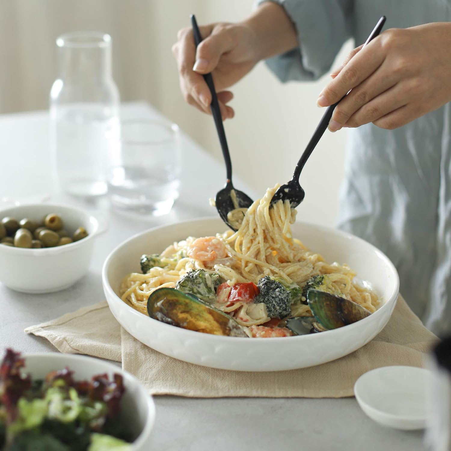 Large Ceramic Pasta Bowls Set of 4, White Salad Serving Bowls, Microwave and Dishwasher Safe L9078