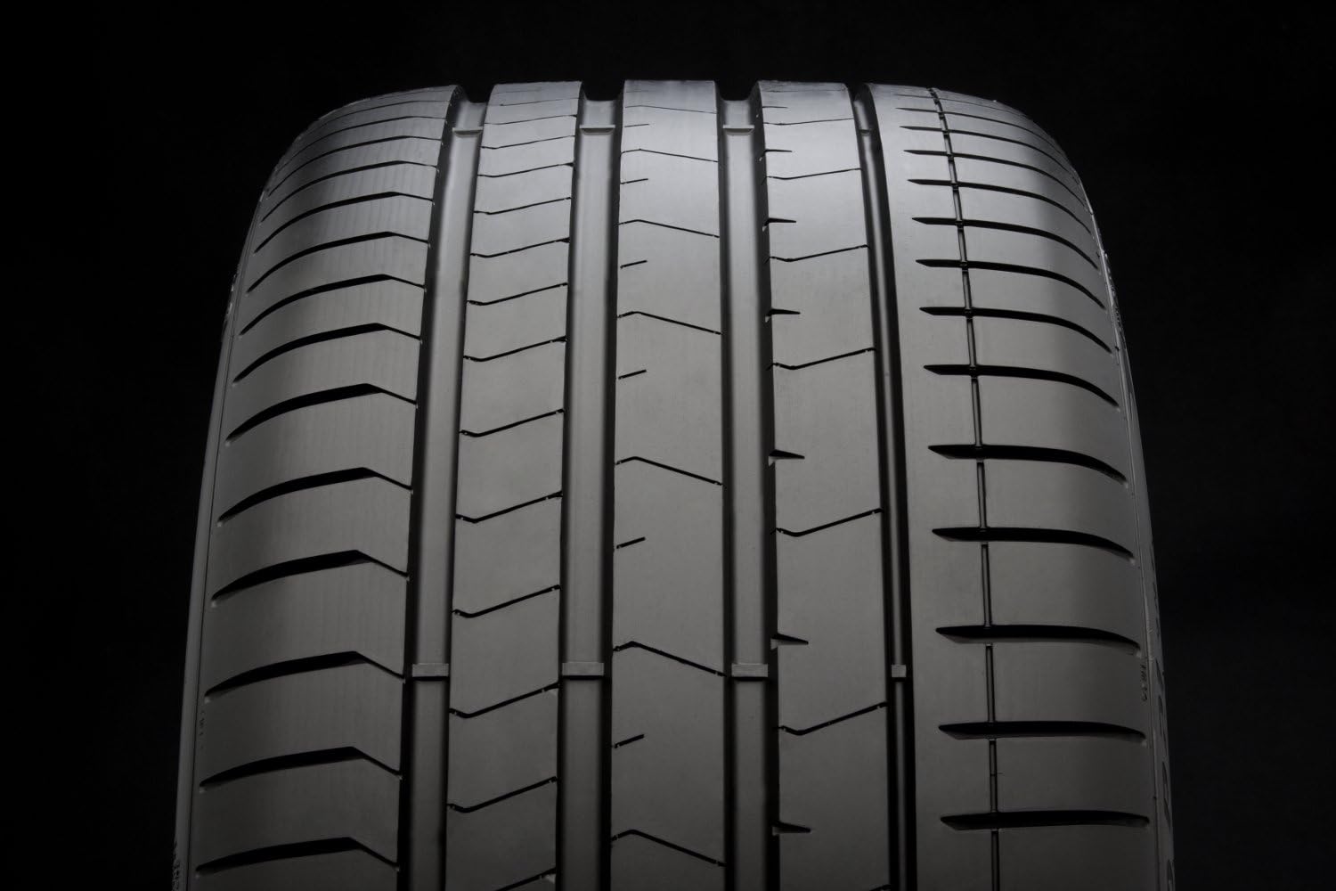 275/40R20 Performance Radial Tire U79943