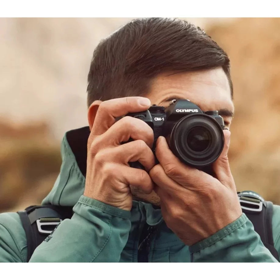 Mirrorless Camera with Lens, Black H8231