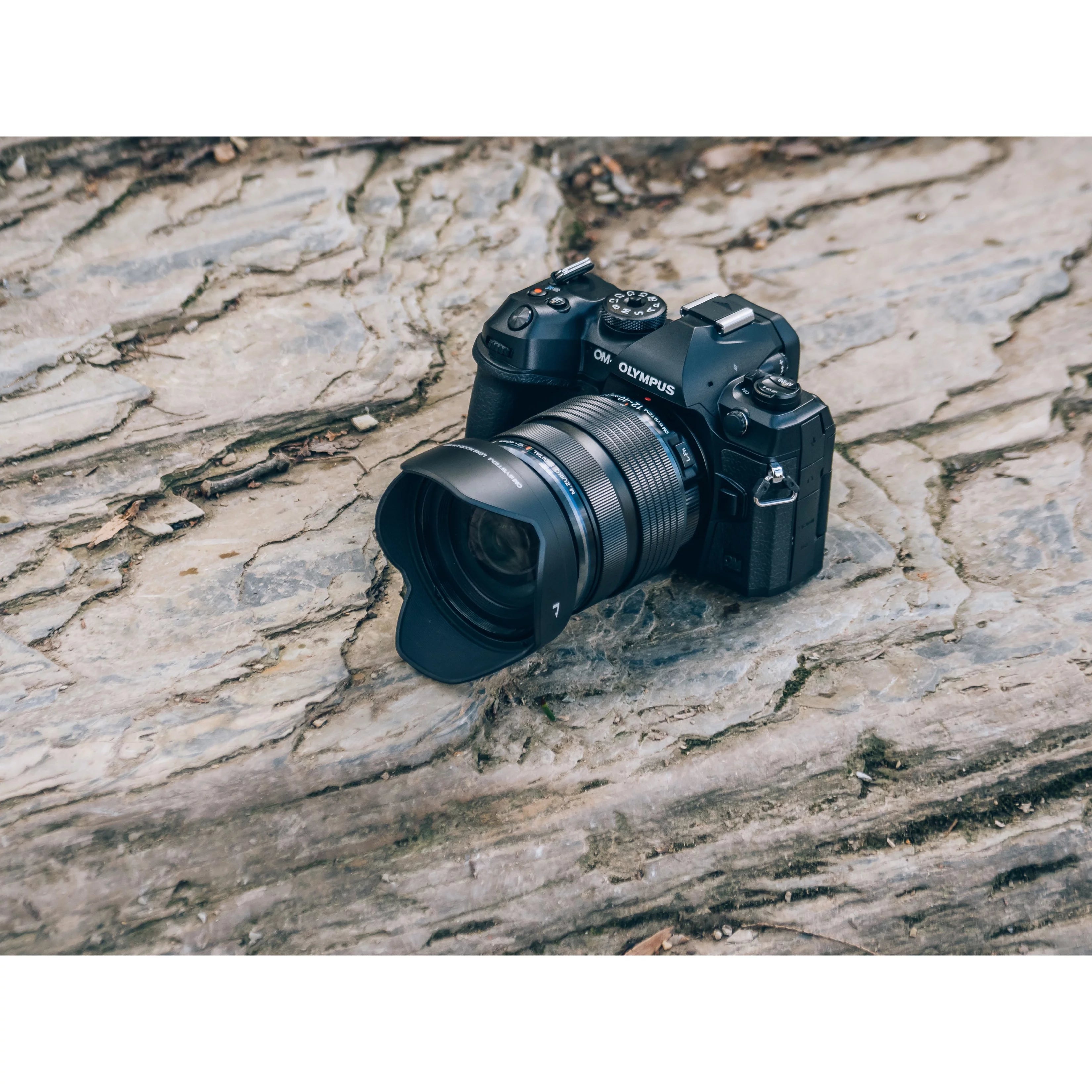 Mirrorless Camera with Lens, Black H8231