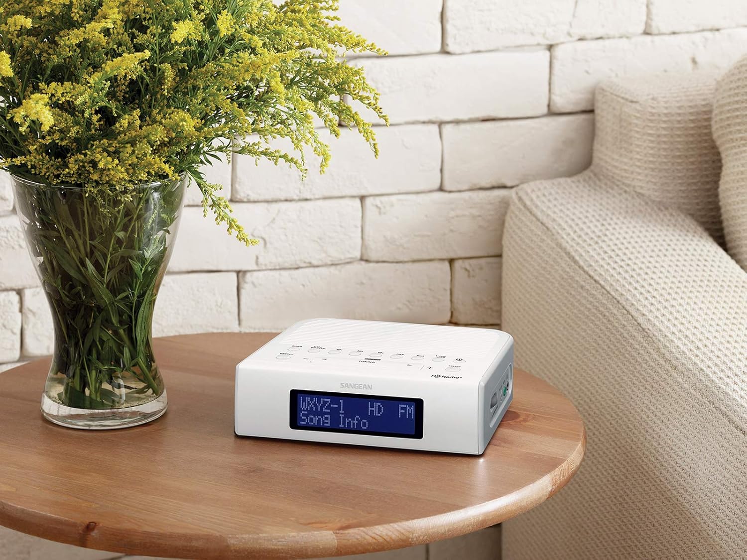HD AM/FM Digital Tuning Clock Radio with USB Charging, White Z87823